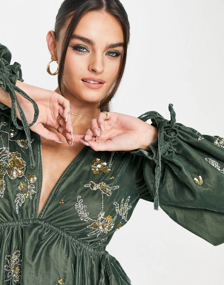 商品ASOS|ASOS DESIGN ruched tiered midi dress in velvet with floral embellishment detail in green,价格¥988,第3张图片详细描述