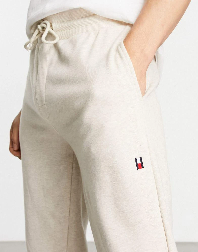 商品Tommy Hilfiger|Tommy Hilfiger co-ord joggers in stone,价格¥688,第3张图片详细描述