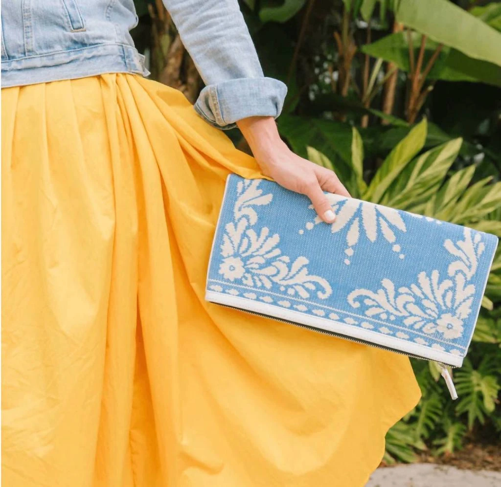 商品WKND WYFR|Women's Handkerchief Clutch In Blue/white,价格¥651,第2张图片详细描述