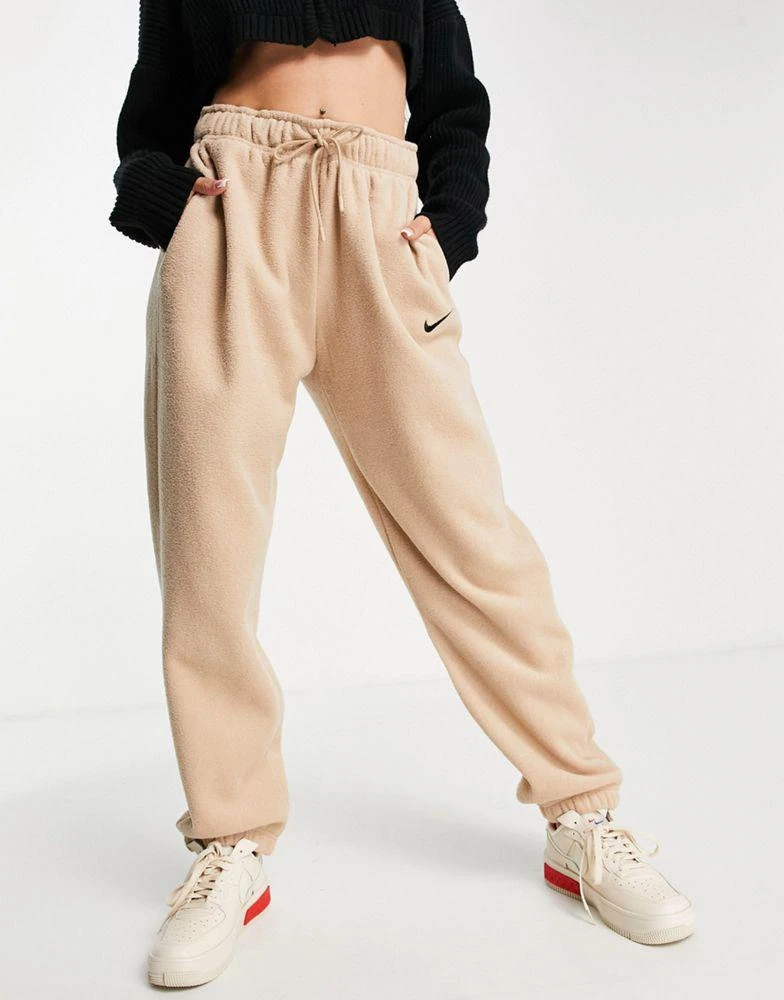 商品NIKE|Nike mini swoosh high rise plush joggers in hemp,价格¥271,第1张图片