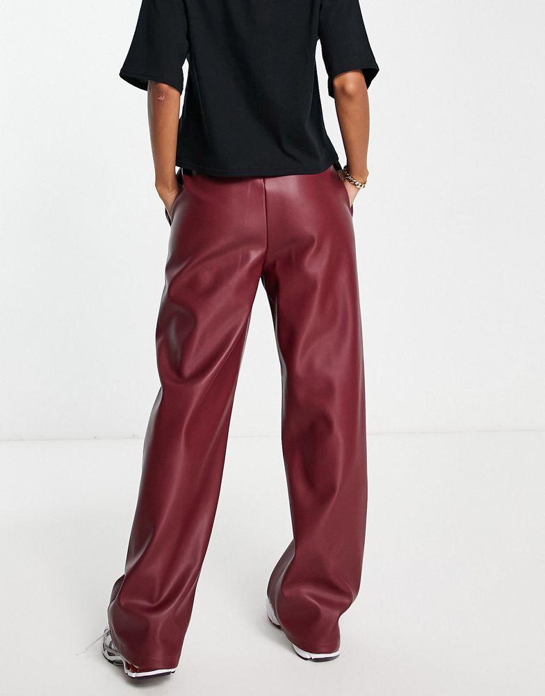 ASOS DESIGN stretch faux leather straight jogger trouser in wine商品第2张图片规格展示