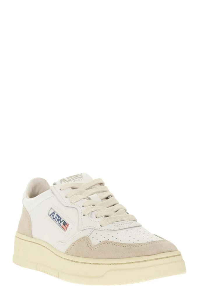 商品Autry|AUTRY MEDALIST LOW - Leather and Suede Sneakers,价格¥1298,第2张图片详细描述