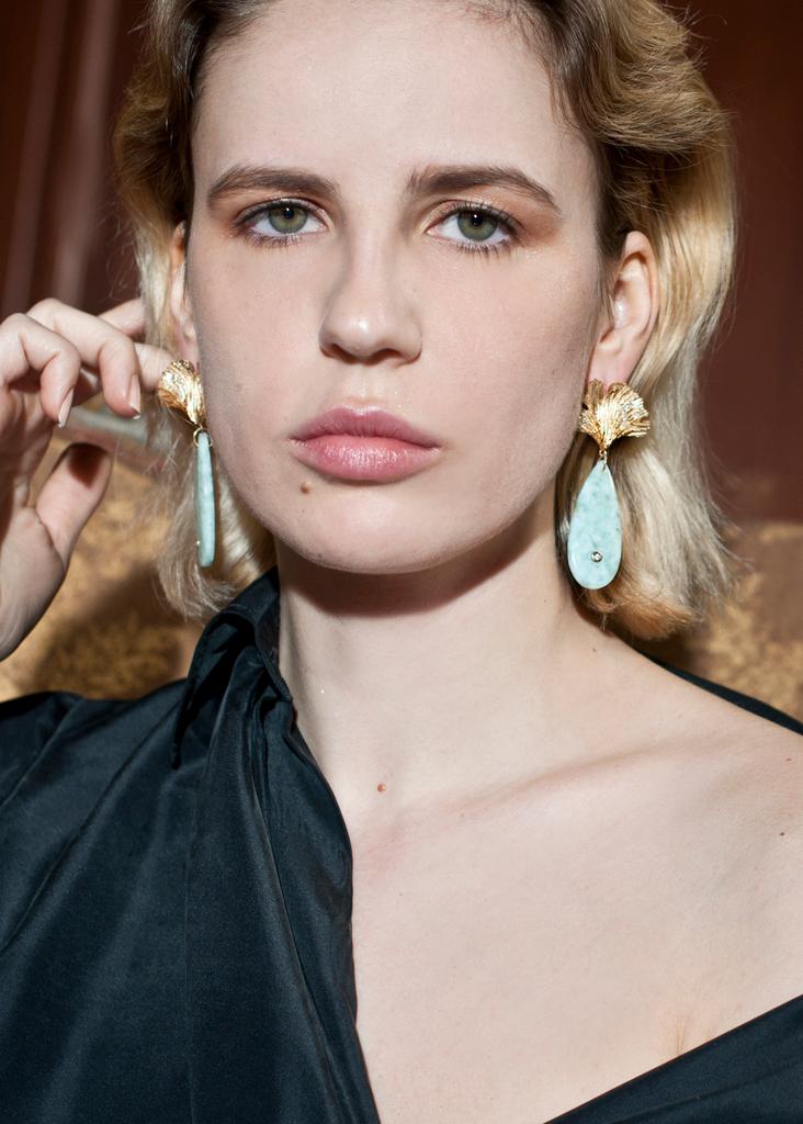 Sea foam blue onyx & gold ginkgo leaf earrings商品第2张图片规格展示