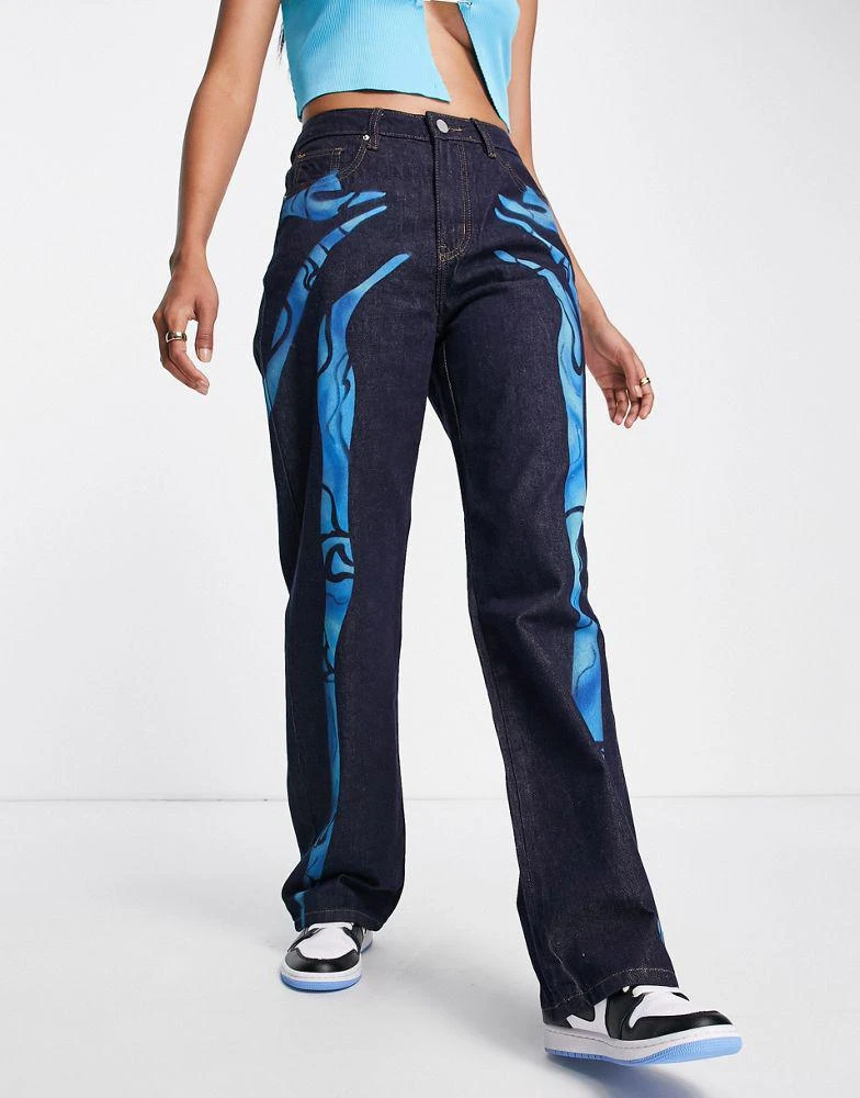 商品The Kript|The Kript relaxed jeans in blue denim with contrast print,价格¥384,第4张图片详细描述