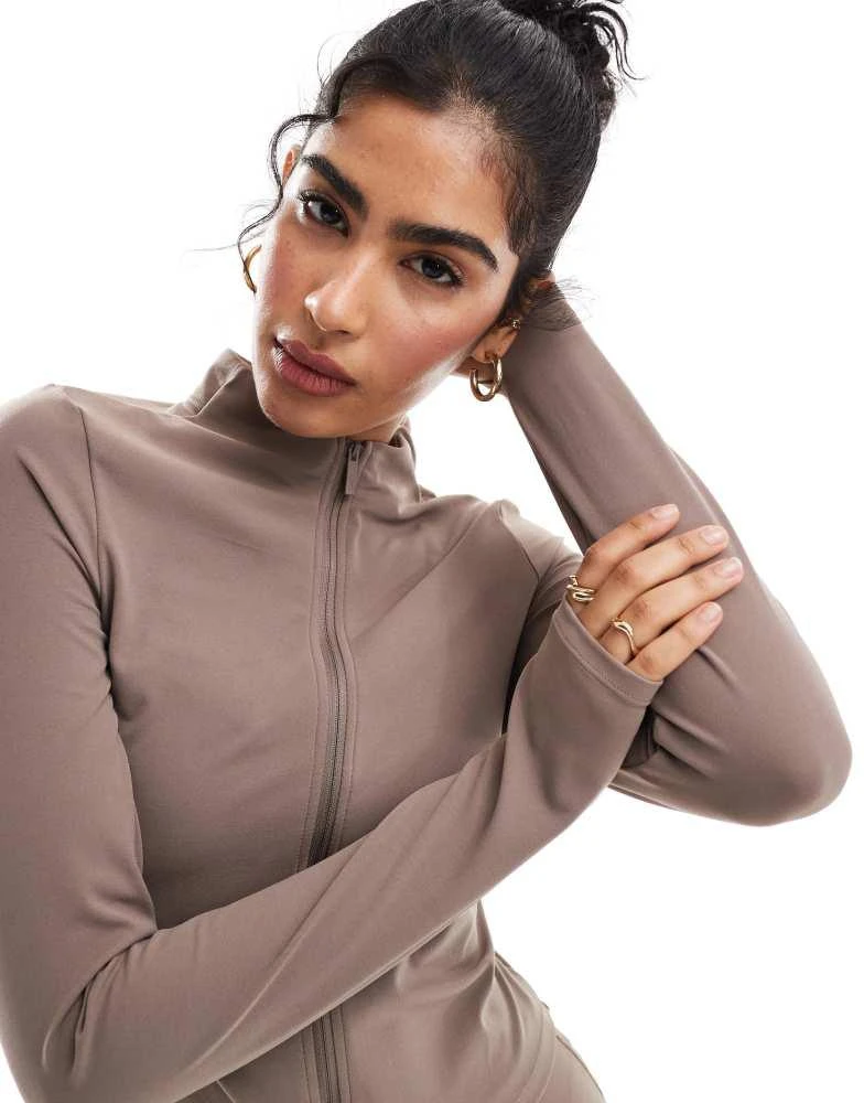 商品NIKE|Nike Training Zenvy Dri-FIT soft touch full zip long sleeve top in brown,价格¥667,第2张图片详细描述