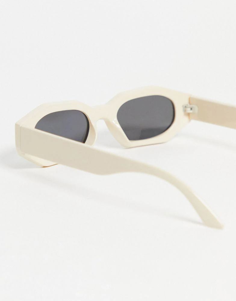 商品ASOS|ASOS DESIGN angled sunglasses with ecru frame and smoke lens,价格¥121,第2张图片详细描述