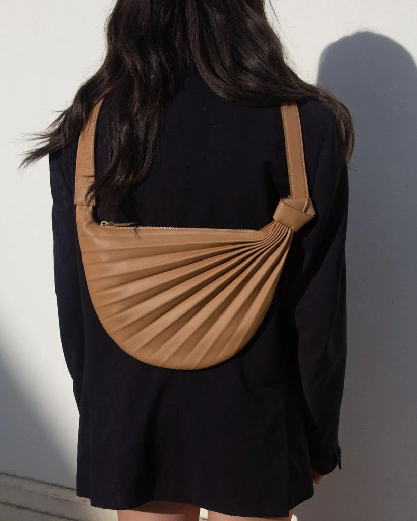 商品Sabrina Zeng|Chiaroscuro Hammock Sling Bag Tan,价格¥2605,第4张图片详细描述