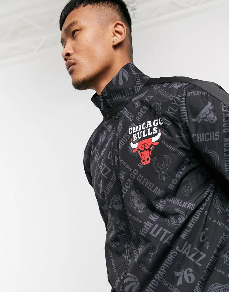 商品New Era|New Era NBA Chicago Bulls all-over print jacket in black 男款外套,价格¥568,第1张图片