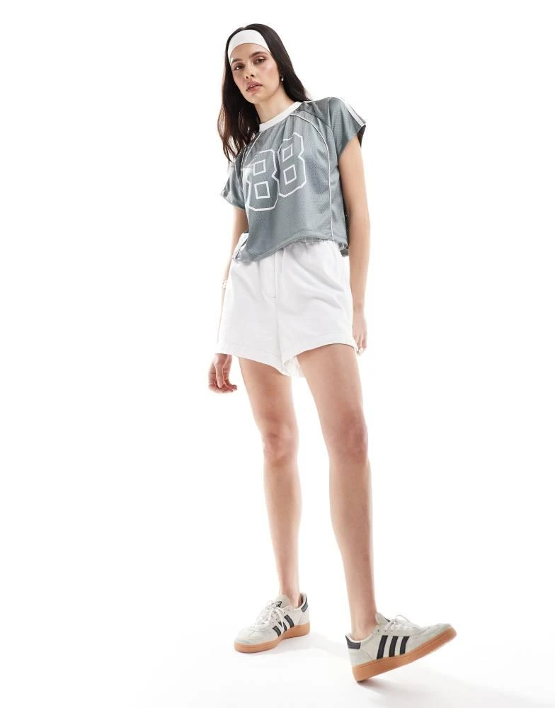 商品Miss Selfridge|Miss Selfridge graphic print cropped football t-shirt in grey,价格¥45,第2张图片详细描述