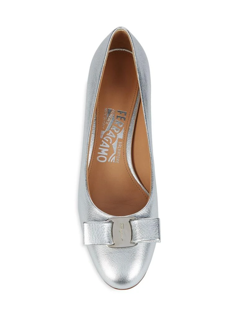 商品Salvatore Ferragamo|Vara 6Flair Argent Metallic Leather Kitten Heels Shoes,价格¥1787,第5张图片详细描述