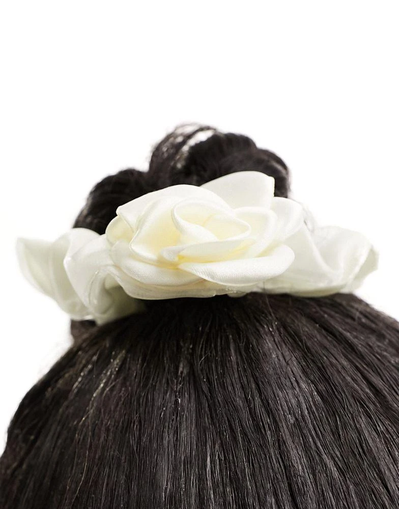 商品True Decadence|True Decadence satin rose hair hair scrunchie in white - CREAM,价格¥36,第3张图片详细描述