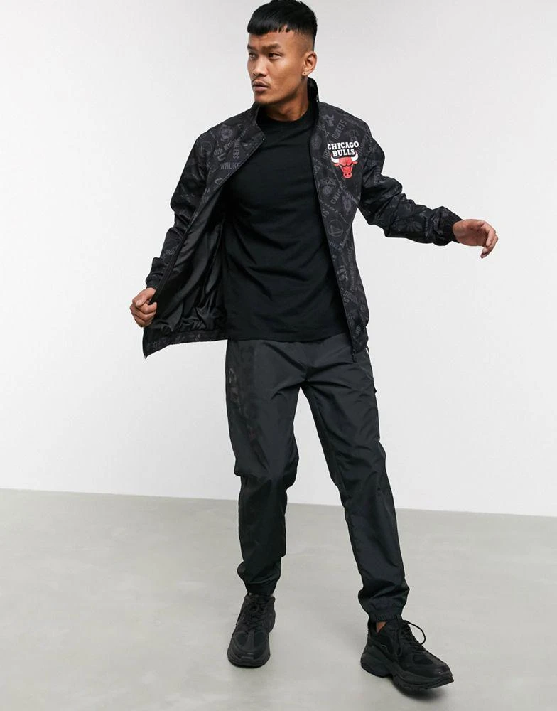 商品New Era|New Era NBA Chicago Bulls all-over print jacket in black 男款外套,价格¥568,第3张图片详细描述