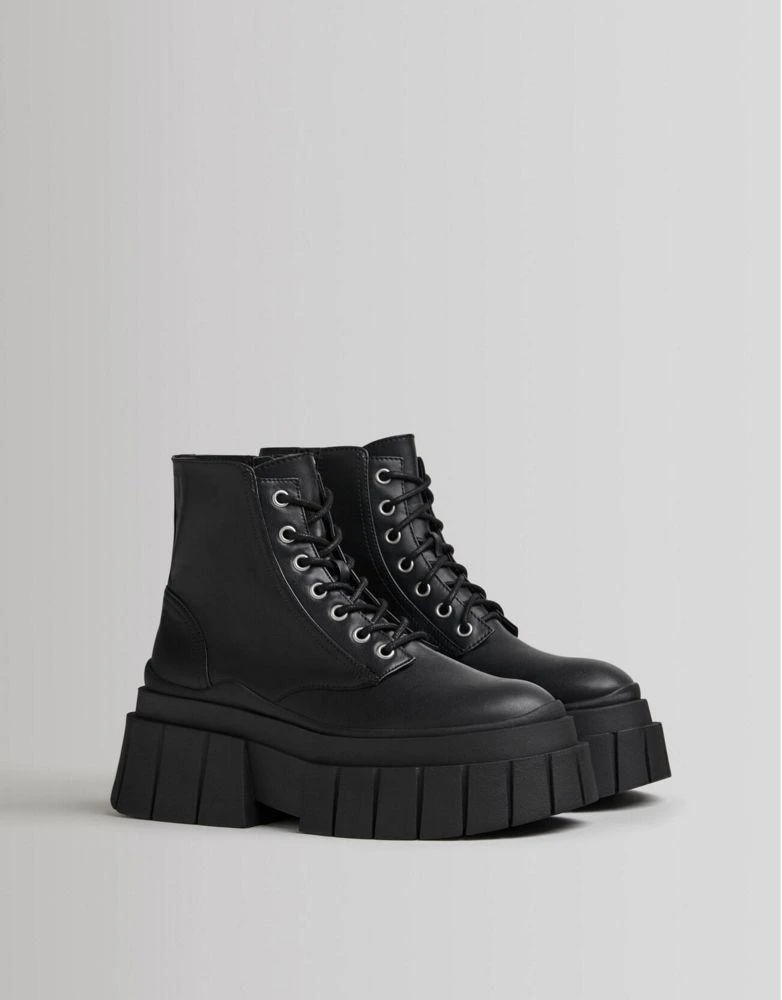 商品Bershka|Bershka chunky lace up biker boot in black,价格¥376,第1张图片