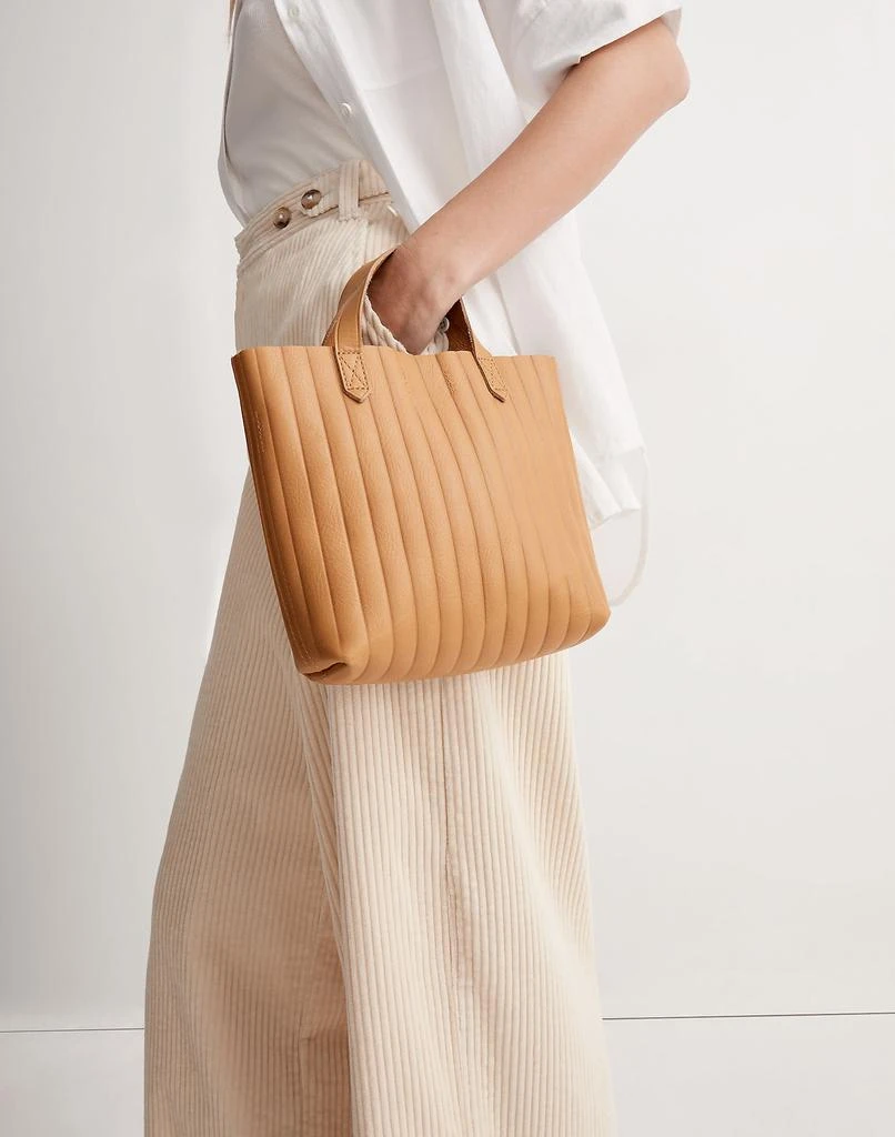 商品Madewell|The Mini Transport Crossbody: Bubble Pleat Edition,价格¥556,第3张图片详细描述