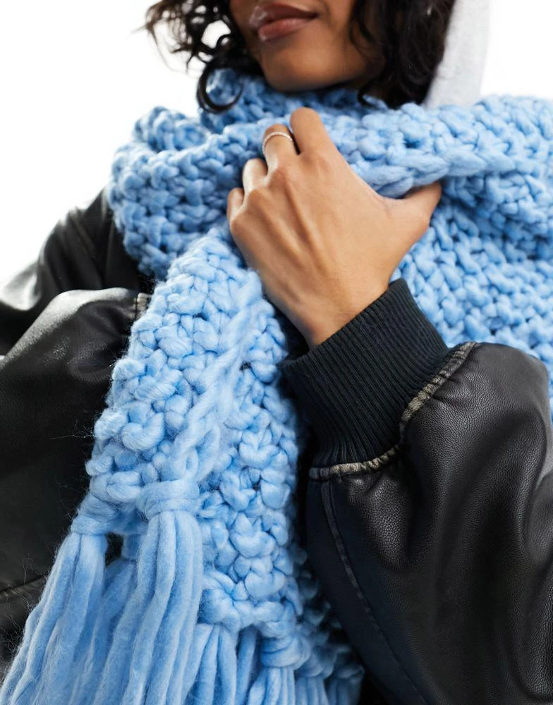 商品ASOS|ASOS  DESIGN chunky knit scarf with tassels in blue,价格¥205,第4张图片详细描述