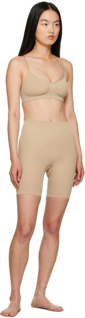 商品SKIMS|Beige Seamless Sculpt Mid Thigh Shorts,价格¥370,第4张图片详细描述