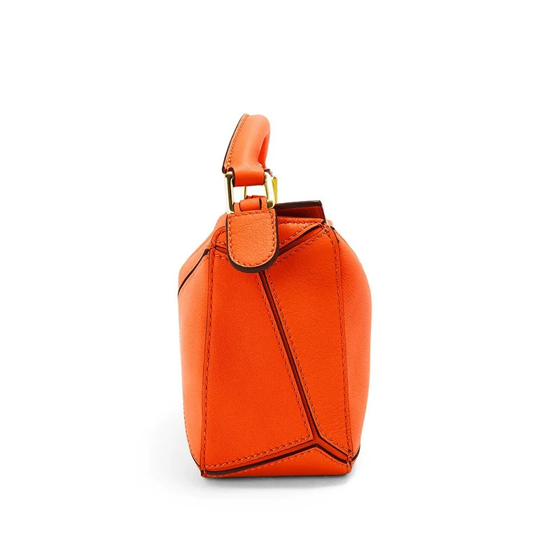商品Loewe|【预售3-7天】LOEWE/罗意威 Puzzle系列 女士迷你橙色牛皮革切割几何线条包缝设计徽标压纹肩背斜挎手提包322.30.U95-9100,价格¥14718,第5张图片详细描述