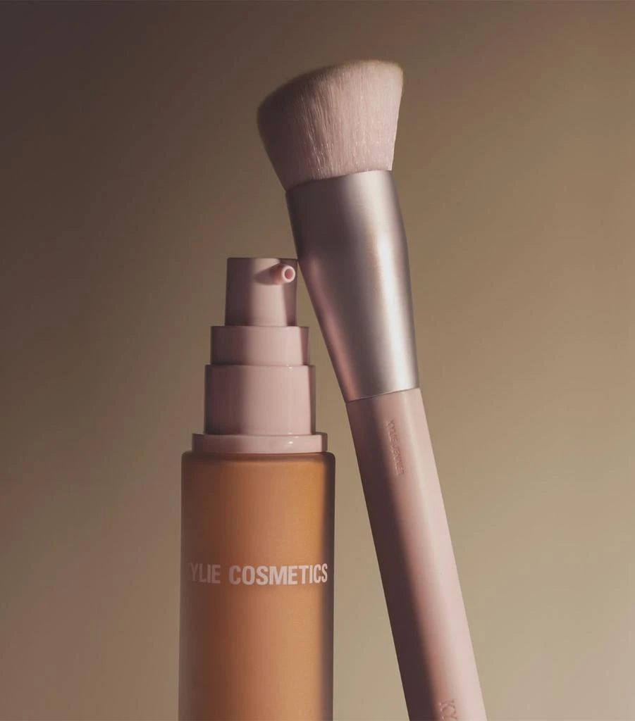 商品Kylie Cosmetics|Power Plush Longwear Foundation,价格¥297,第3张图片详细描述