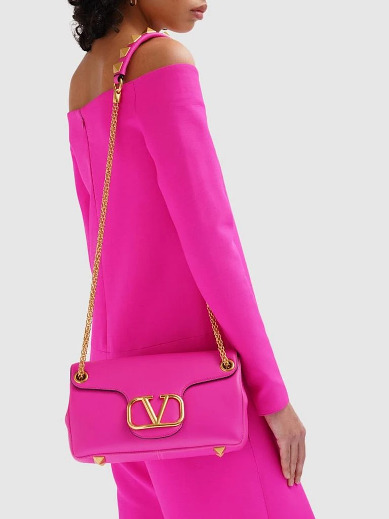 商品Valentino|铆钉&logo皮革单肩包,价格¥25185,第3张图片详细描述