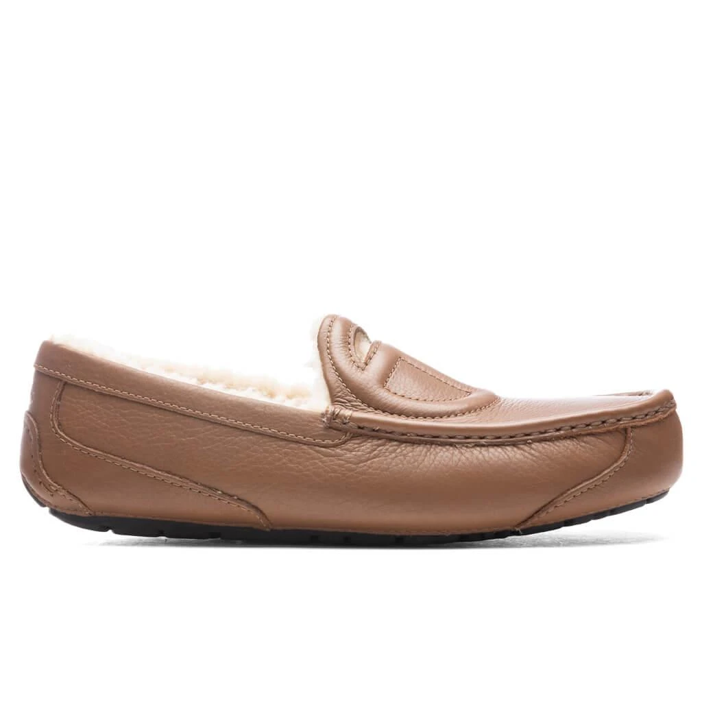 商品UGG|UGG x Telfar Logo Loafer - Chestnut,价格¥911,第1张图片