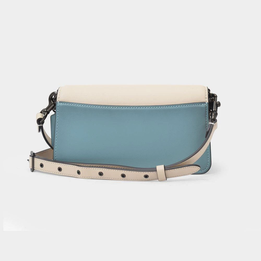商品Coach|Beat Clutch Bag in Green Leather,价格¥2822,第3张图片详细描述