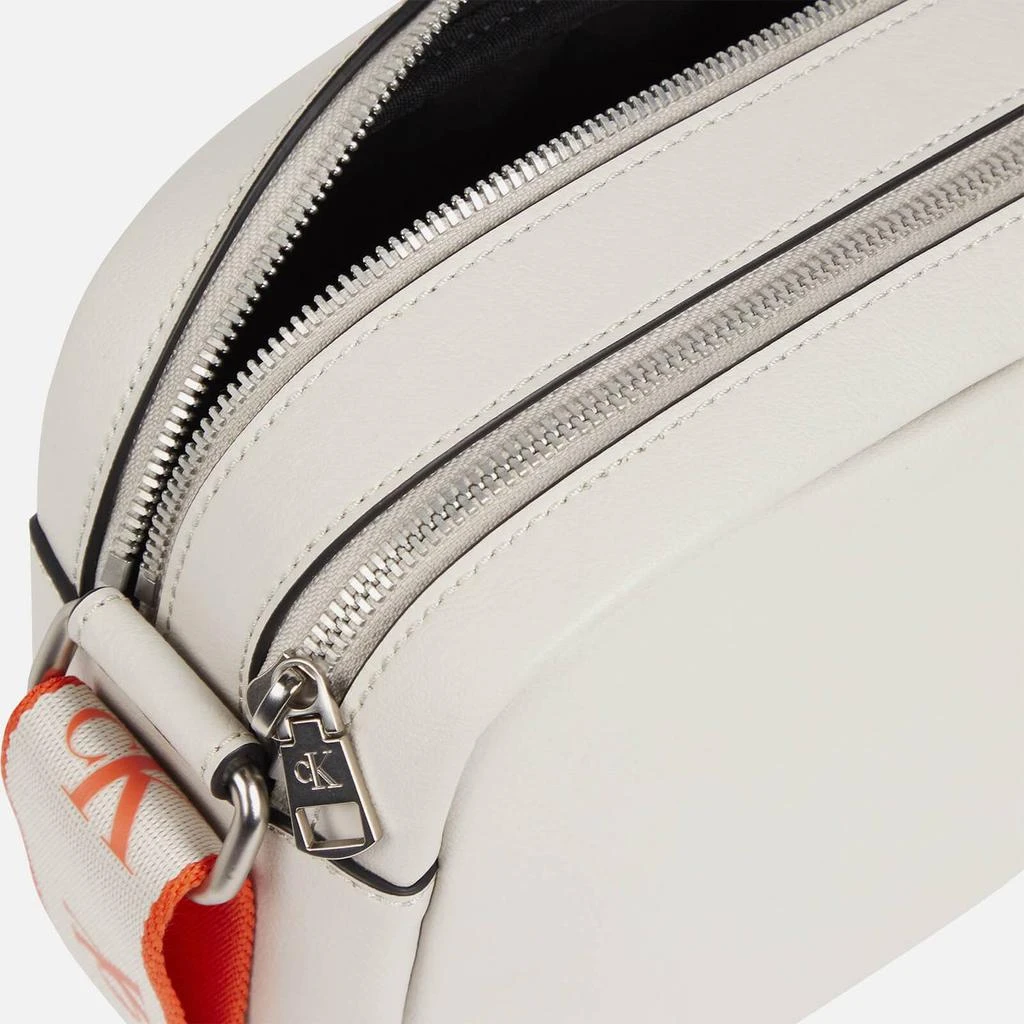 商品Calvin Klein|Calvin Klein Jeans Ultralight Faux Leather Camera Bag,价格¥611,第3张图片详细描述
