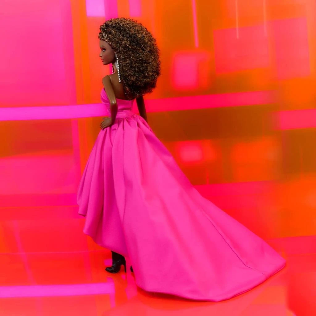 商品Barbie|Barbie - Fuchsia Long Dress Doll in Taffeta with Sweetheart Neckline with Pleats and Gathering Details, Matching Belt and a Wide Train, Adult Toy, HBX96,价格¥1147,第5�张图片详细描述