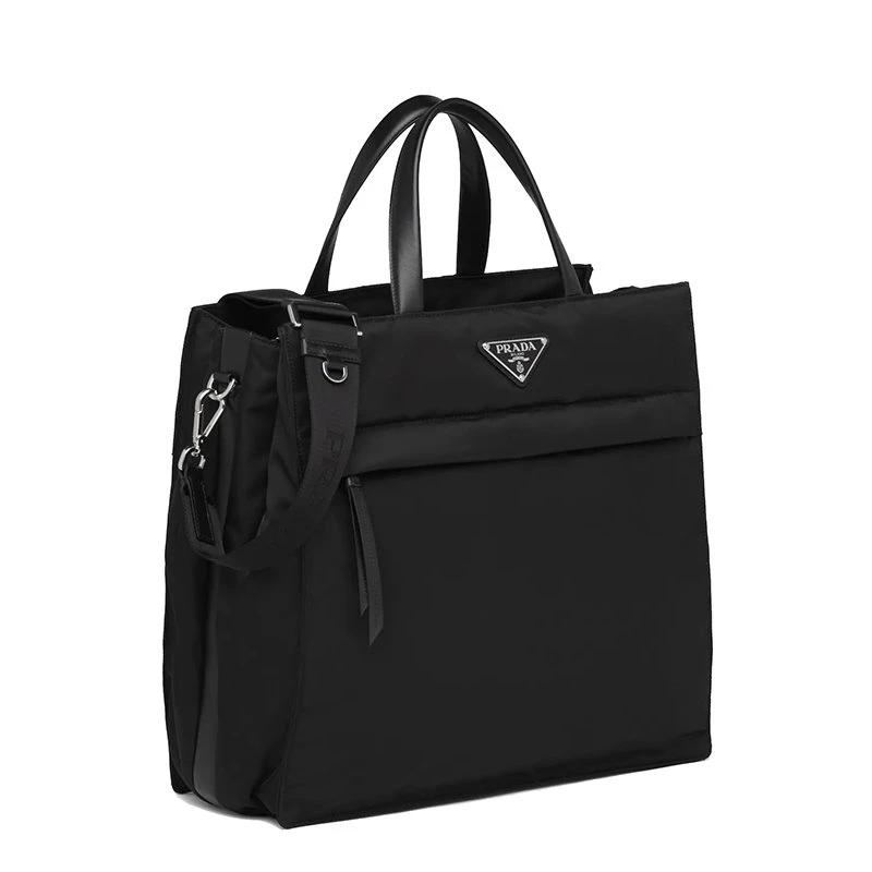 商品Prada|【预售3-7天】普拉达 男士黑色再生尼龙皮革细节扁平皮革提手金属徽标手提斜跨单肩托特包2VG076_RDLN_F0002_V_OOO,价格¥19514,第4张图片详细描述
