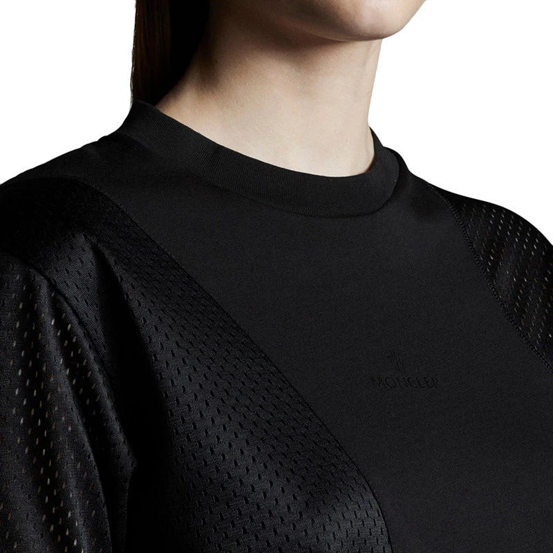 商品Moncler|【预售3-7天】Moncler/蒙克莱 22年秋冬新款 女士黑色棉质拼涤纶面料网眼细节短袖T恤H10938C00004829H8999,价格¥2095,第5张图片详细描述