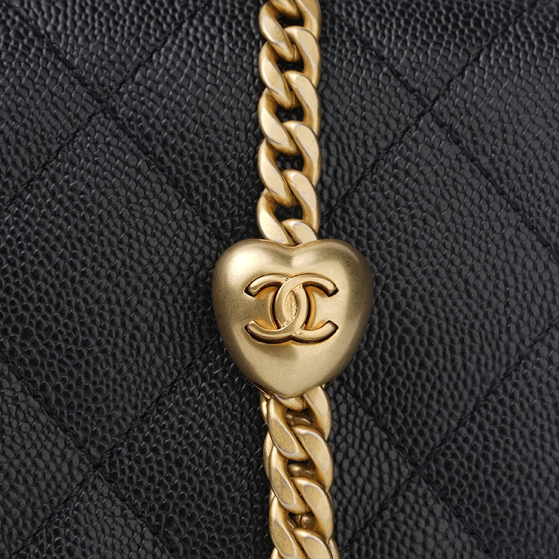 商品[国内直发] Chanel|香奈儿 23P系列 爱心金球金链金扣 颗粒压花牛皮革 方胖子翻盖包单肩斜挎包 大号 女款 黑色,价格¥56788,第6张图片详细描述