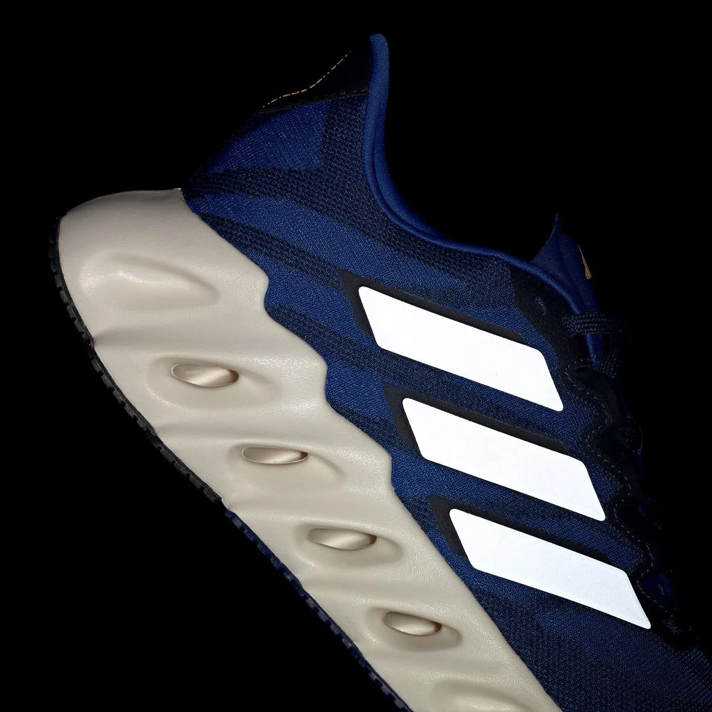 SWITCH FWD RUNNING SHOES 商品