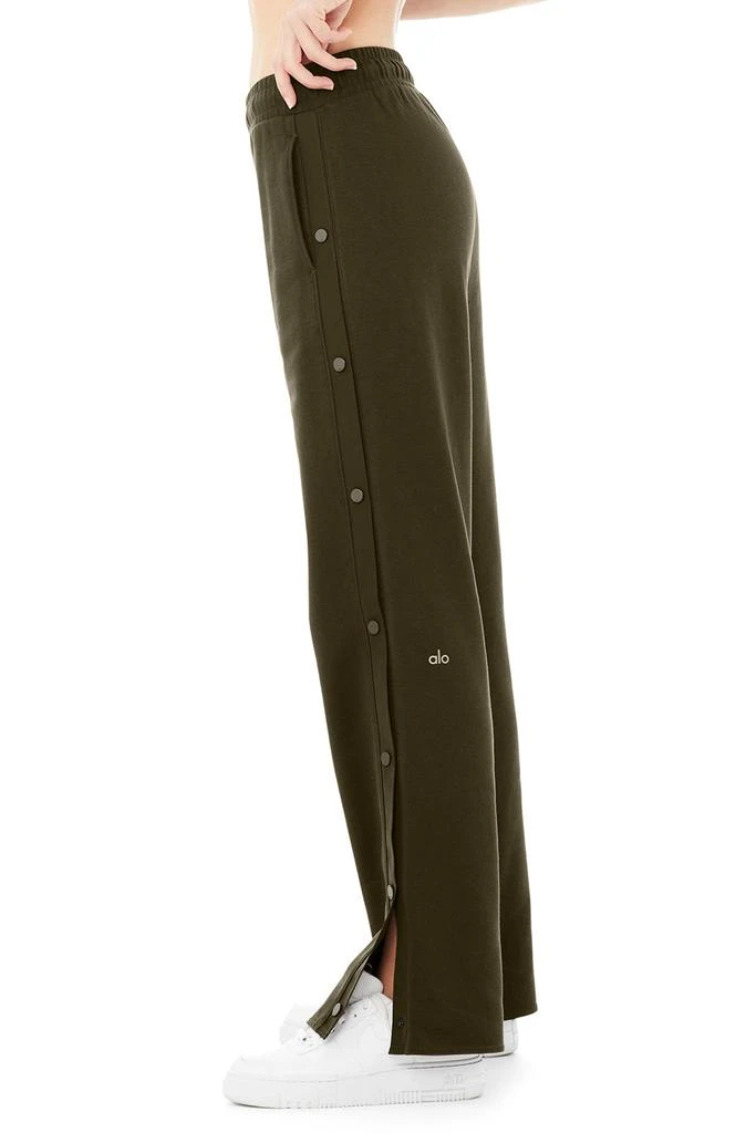 商品Alo|Courtside Tearaway Snap Pant - Dark Olive,价格¥676,第3张图片详细描述