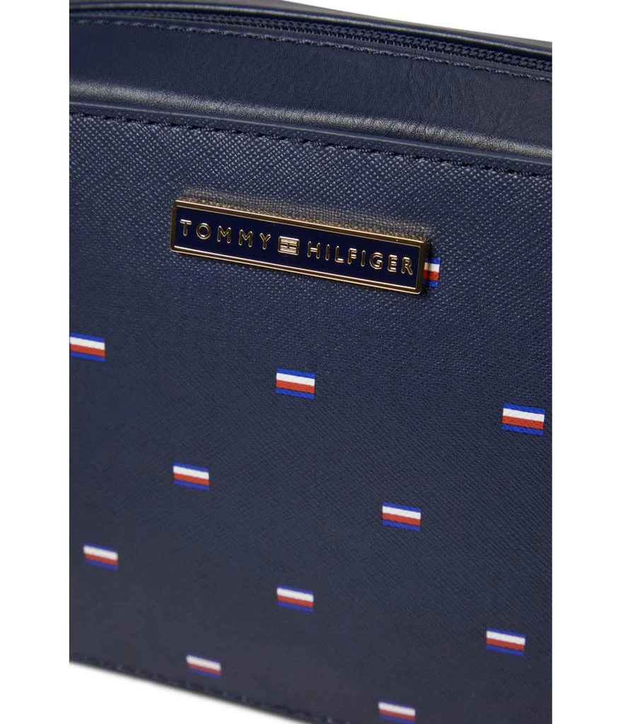 商品Tommy Hilfiger|Irene II Camera Crossbody Corporate Critter Texture PVC,价格¥545,第4张图片详细描述