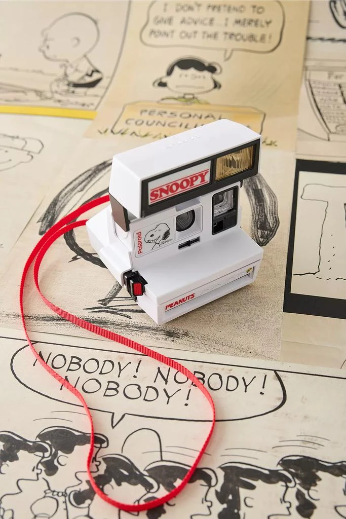 商品Urban Outfitters|Retrospekt X Peanuts Snoopy Polaroid 600 Instant Camera,价格¥1317,第1张图片