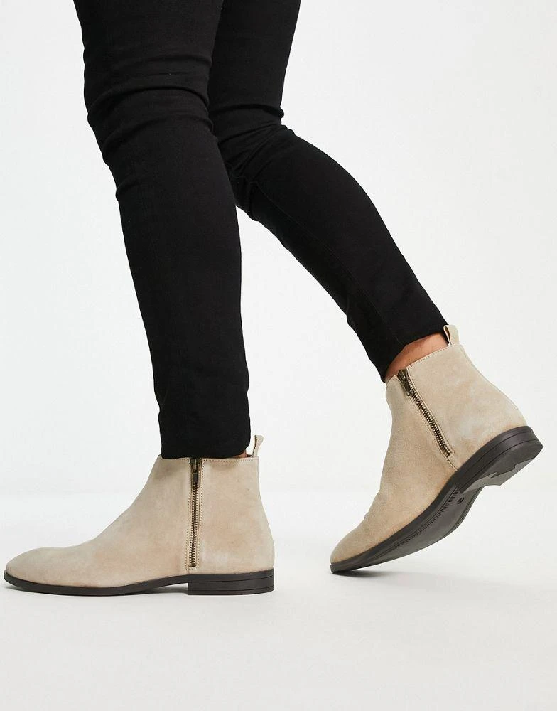 商品ASOS|ASOS DESIGN chelsea boots in stone suede with natural sole,价格¥111,第4张图片详细描述