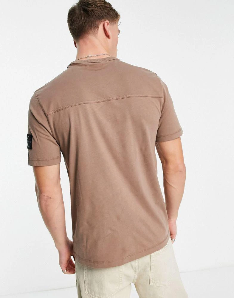 商品Calvin Klein|Calvin Klein Jeans monologo sleeve badge t-shirt in tan,价格¥384,第2张图片详细描述