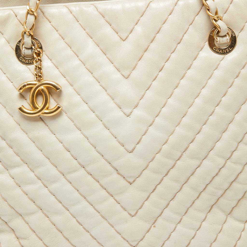 Chanel White Iridescent Chevron Quilted Leather Large Surpique Tote商品第5张图片规格展示
