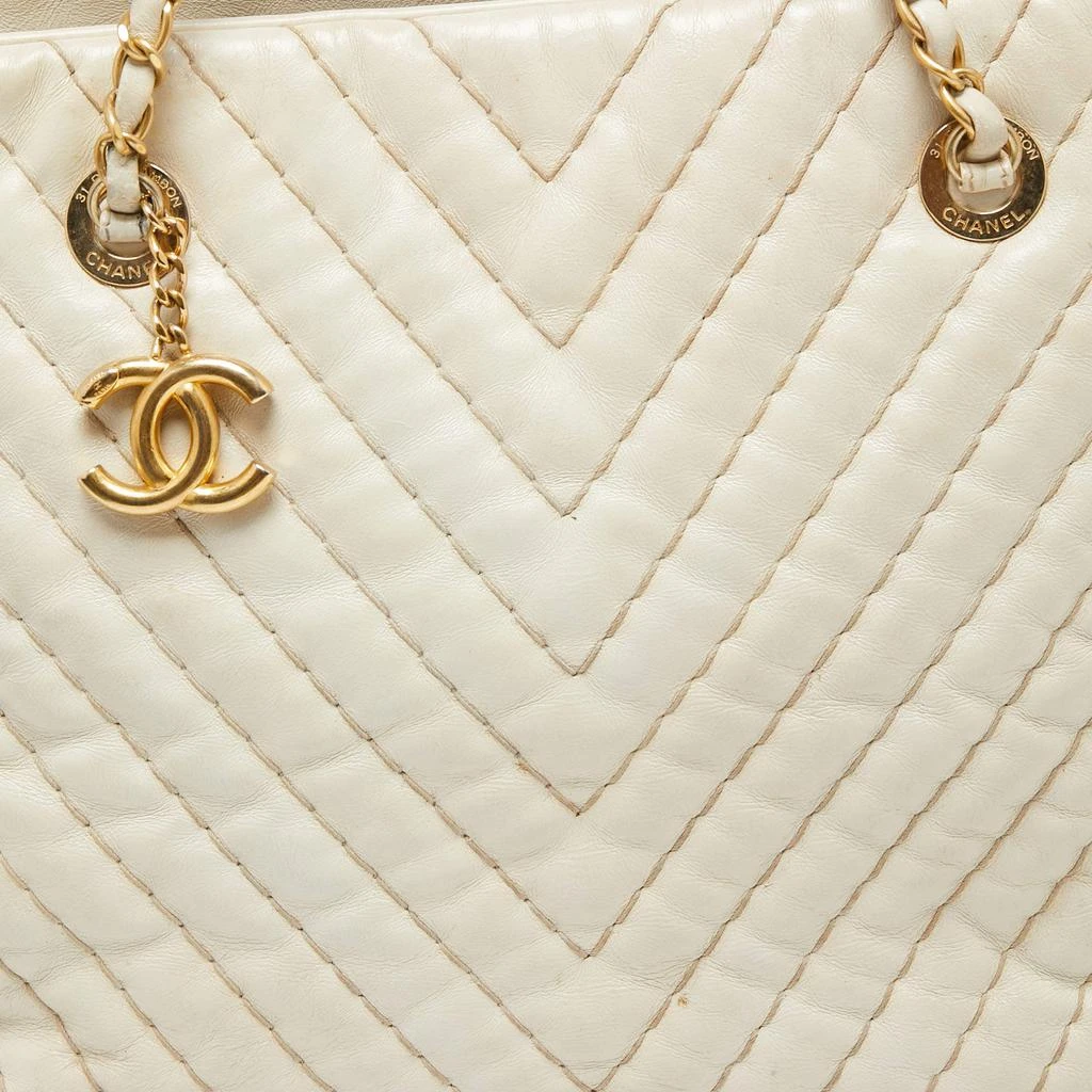 商品[二手商品] Chanel|Chanel White Iridescent Chevron Quilted Leather Large Surpique Tote,价格¥7833,第5张图片详细描述