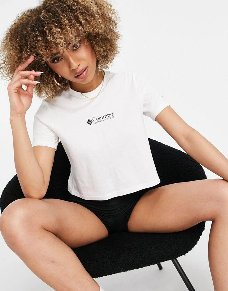 商品Columbia|Columbia CSC Basic Logo cropped t-shirt in white Exclusive at ASOS,价格¥128,第4张图片详细描述