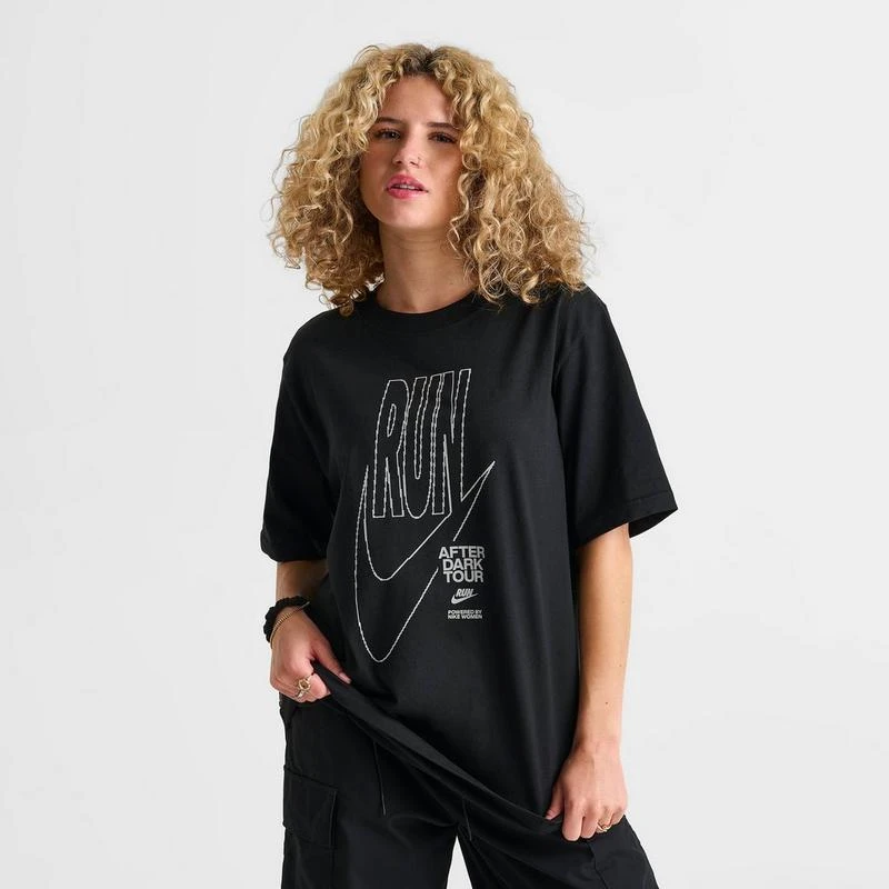 商品NIKE|Women's Nike After Dark Tour Race Series Oversized Short-Sleeve Graphic T-Shirt,价格¥335,第3张图片详细描述