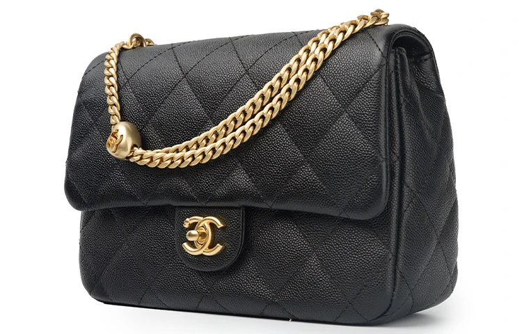 商品[国内直发] Chanel|香奈儿 23P系列 爱心金球金链金扣 颗粒压花牛皮革 方胖子翻盖包单肩斜挎包 大号 女款 黑色,价格¥56788,第3张图片详细描述