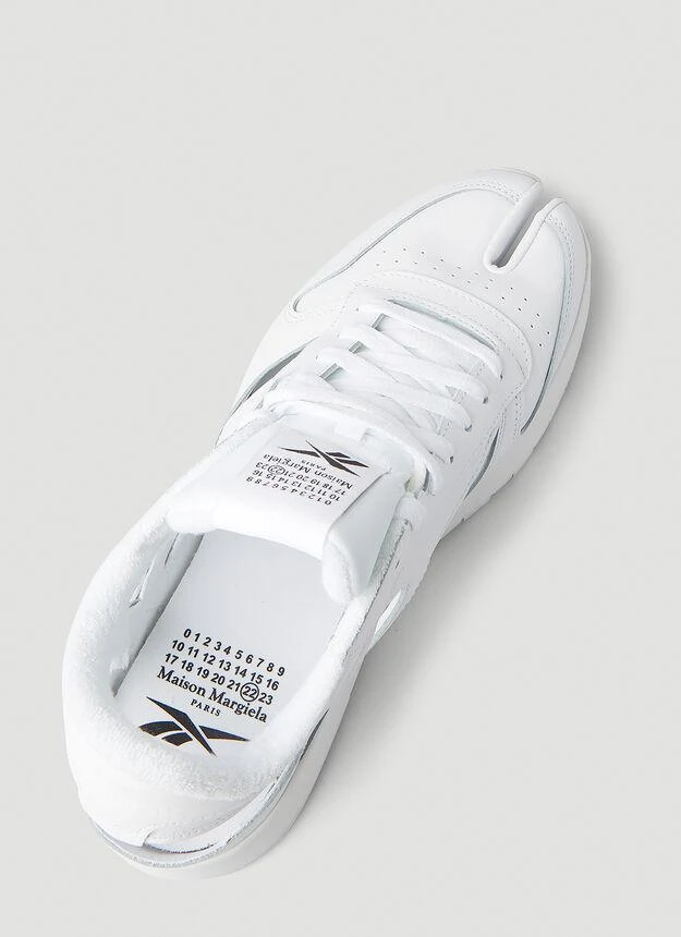 Décortiqué Tabi Classic Sneakers in White 商品