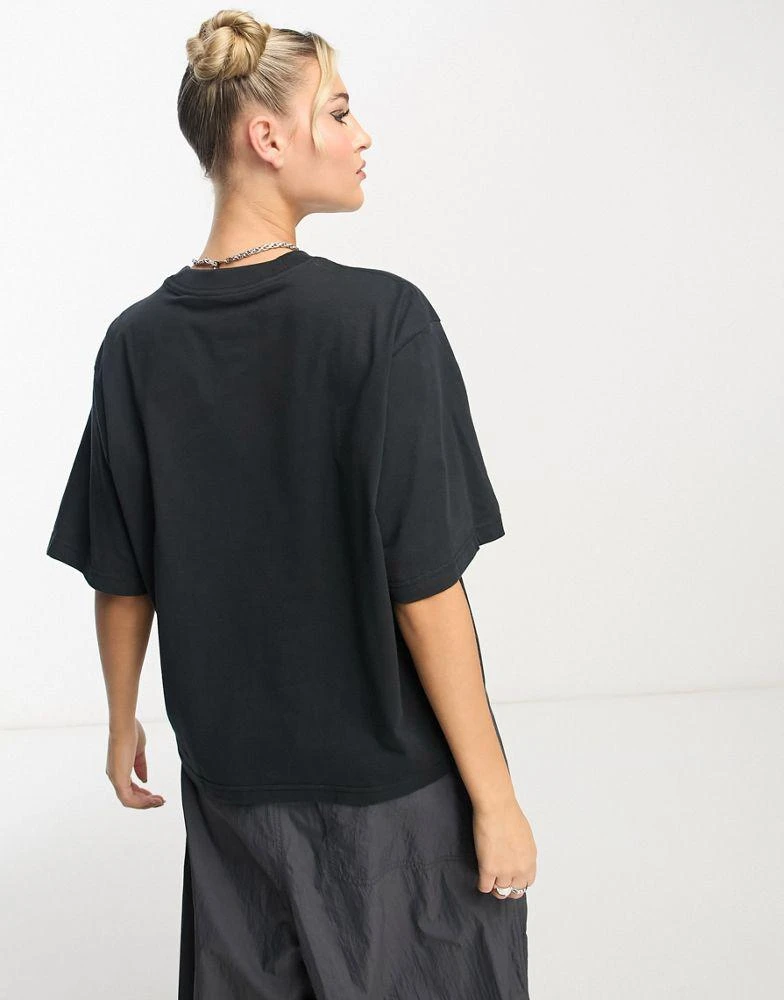 商品NIKE|Nike graphic logo boxy t-shirt in black,价格¥266,第2张图片详细描述