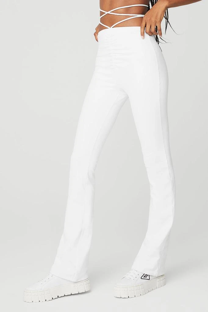 商品Alo|Airbrush High-Waist Cinch Flare Legging - White,价格¥715,第3张图片详细描述