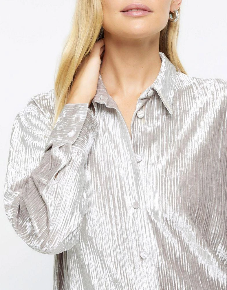 商品River Island|River Island Crushed velvet long sleeve shirt in silver,价格¥438,第3张图片详细描述