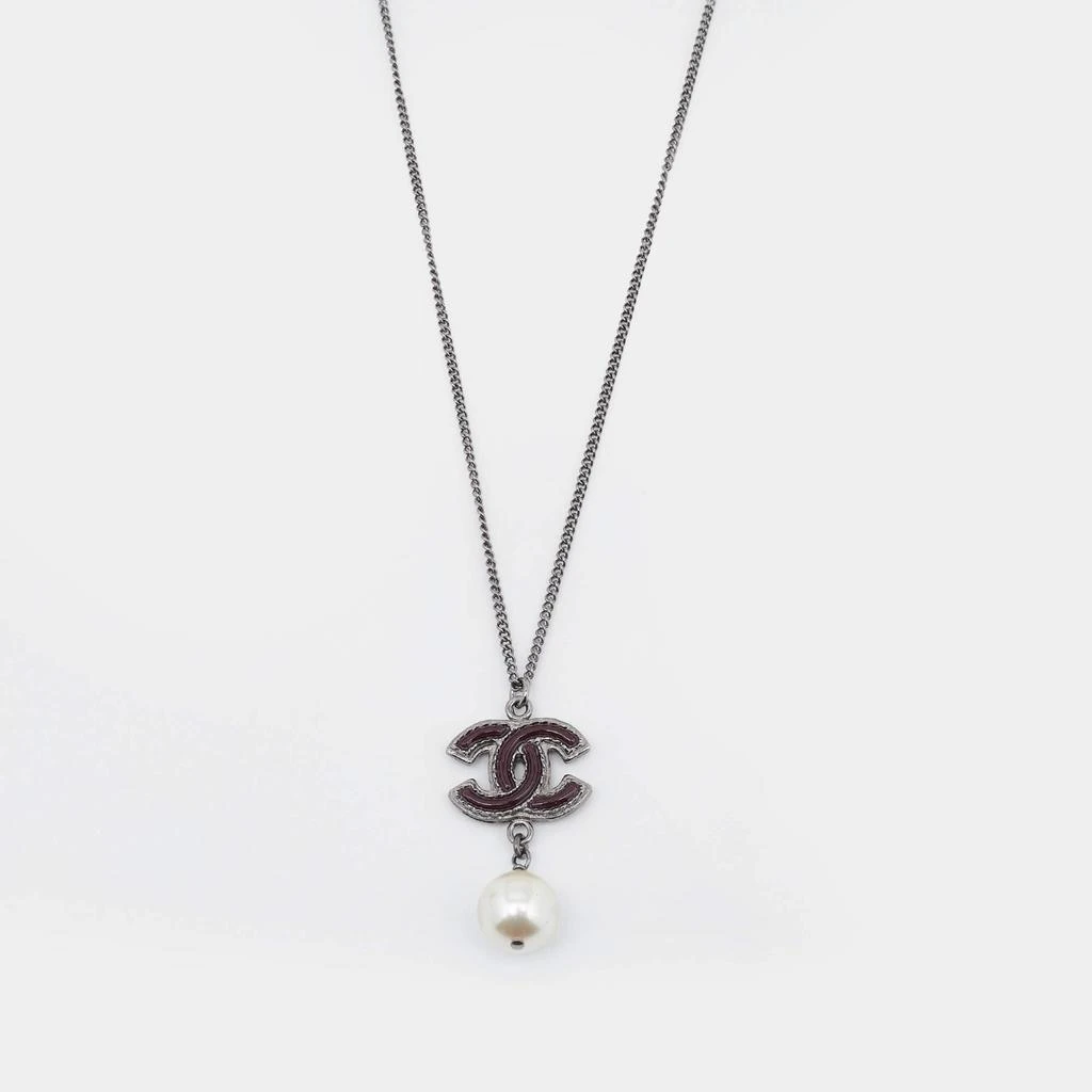 商品[二手商品] Chanel|Chanel Gunmetal Tone Burgundy CC Charm Faux Pearl Drop Necklace,价格¥4720,第1张图片