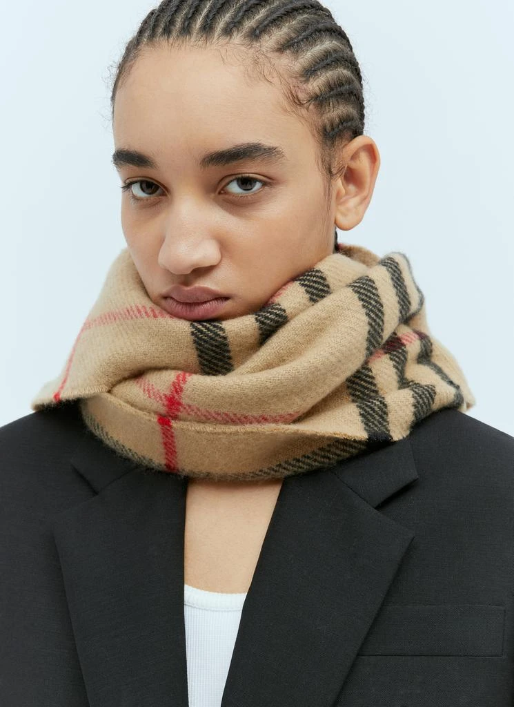 商品Burberry|Check Wool Cashmere Scarf,价格¥2581,第4张图片详细描述