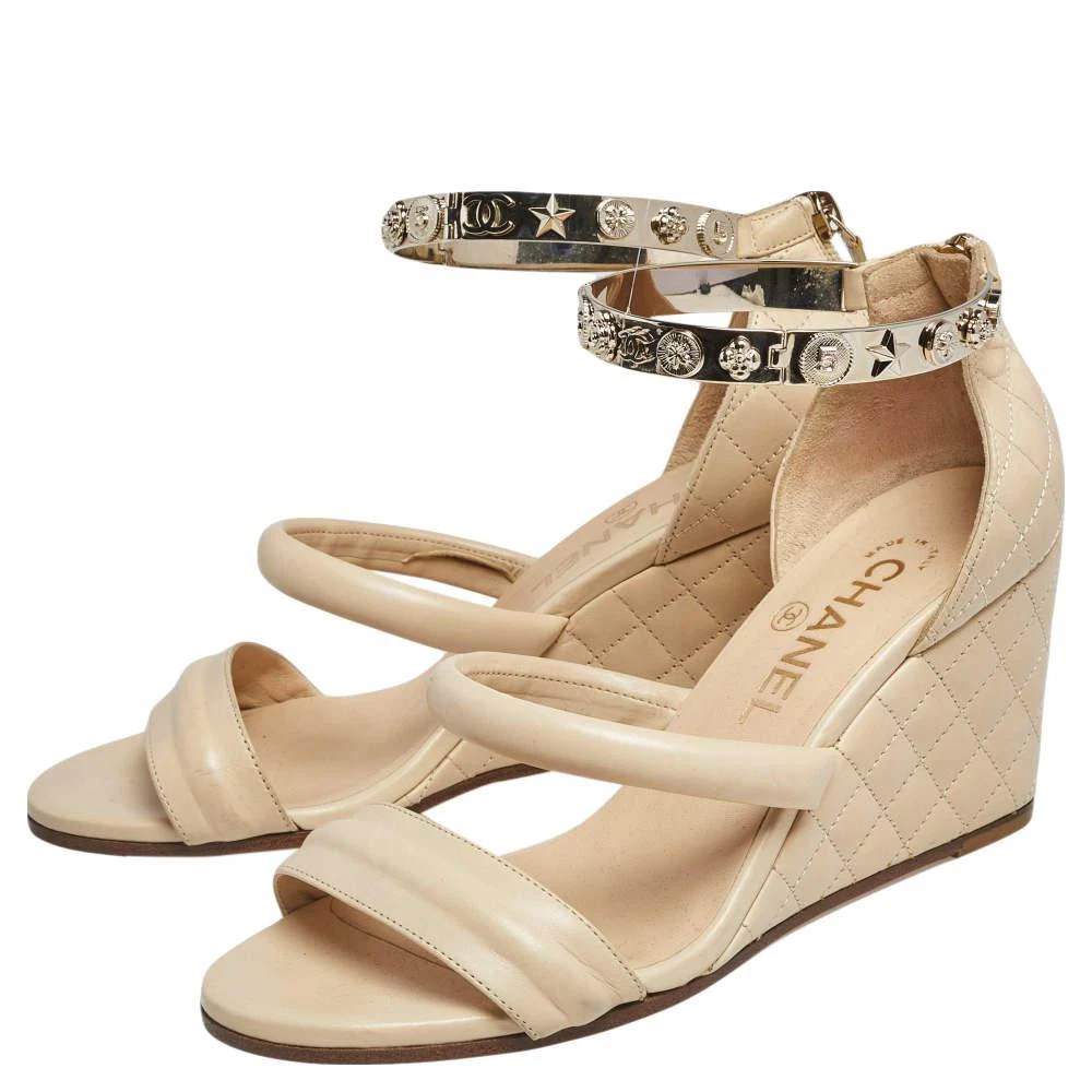 商品[二手商品] Chanel|Chanel Beige Quilted Leather Charm Embellished Ankle Cuff Wedge Sandals Size 37,价格¥3864,第4张图片详细描述