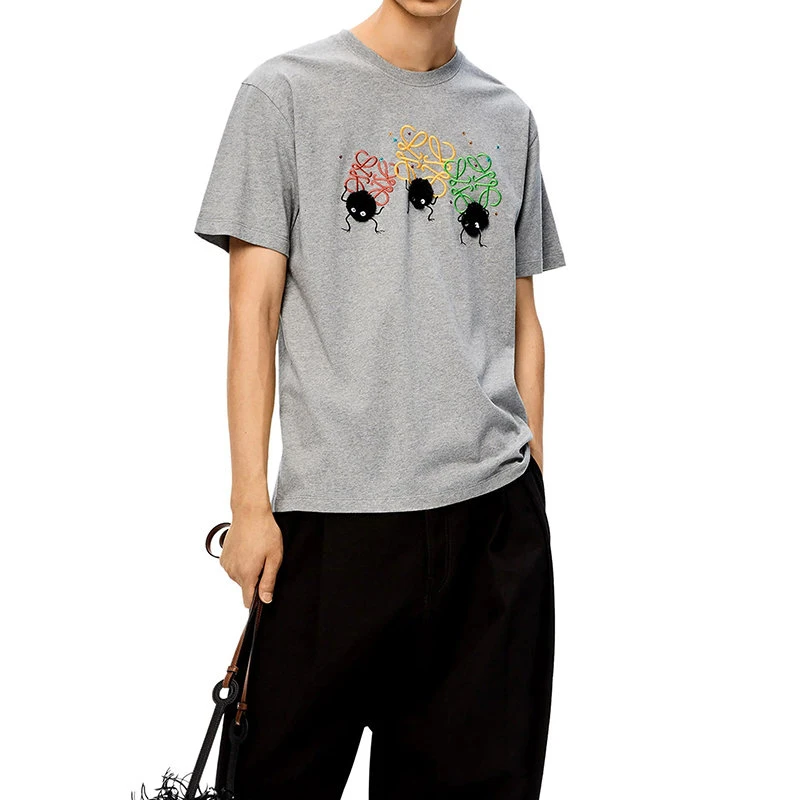 商品Loewe|【预售3-7天】LOEWE/罗意威 22年春夏新款 Spirited Away千与千寻联名系列 男女同款灰色/黑色纯棉流苏3D效果Logo刺绣短袖T恤S928Y22J01-1121,价格¥3901,第5张图片详细描述