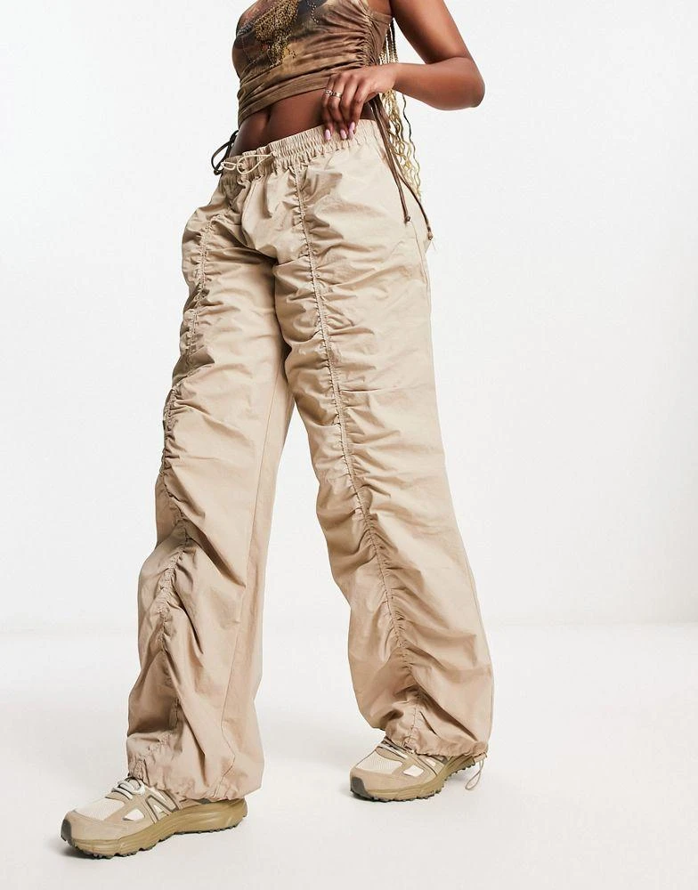 商品ASOS|ASOS DESIGN ruched parachute trouser in sand,价格¥171,第4张图片详细描述